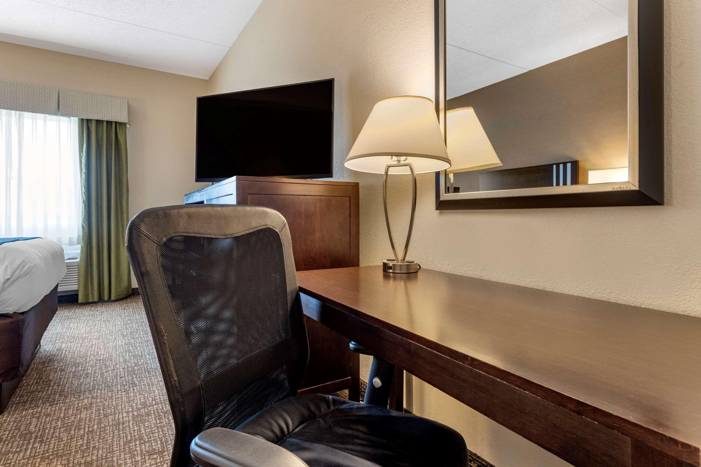 Comfort Inn & Suites Butler Bagian luar foto