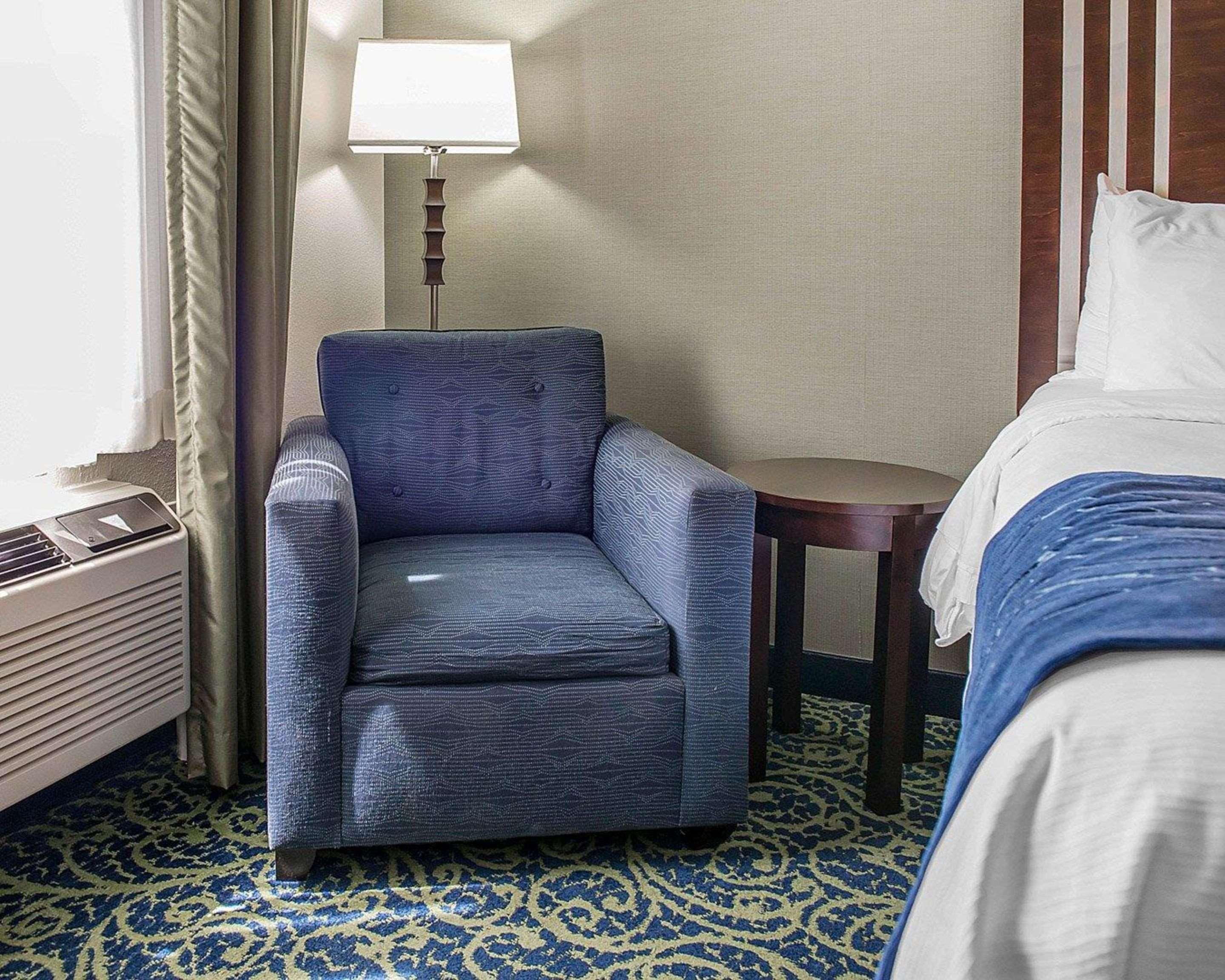 Comfort Inn & Suites Butler Bagian luar foto