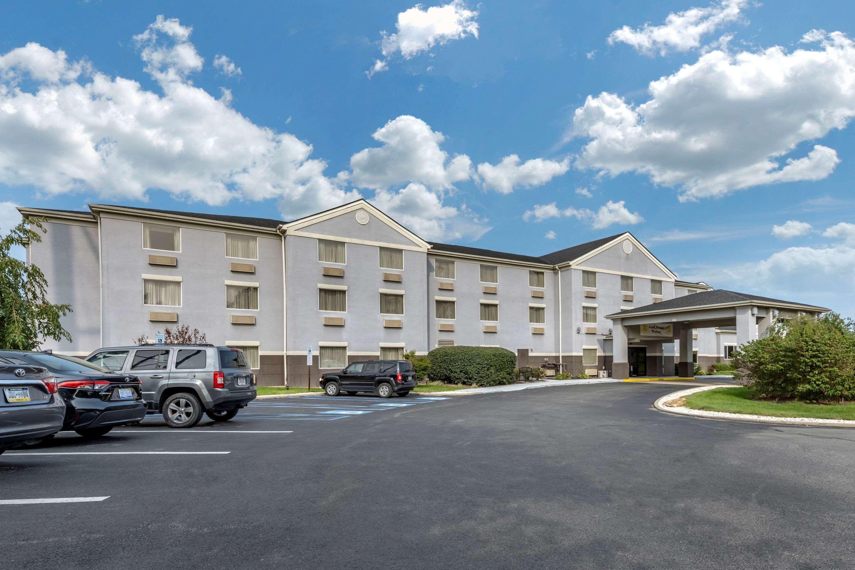 Comfort Inn & Suites Butler Bagian luar foto