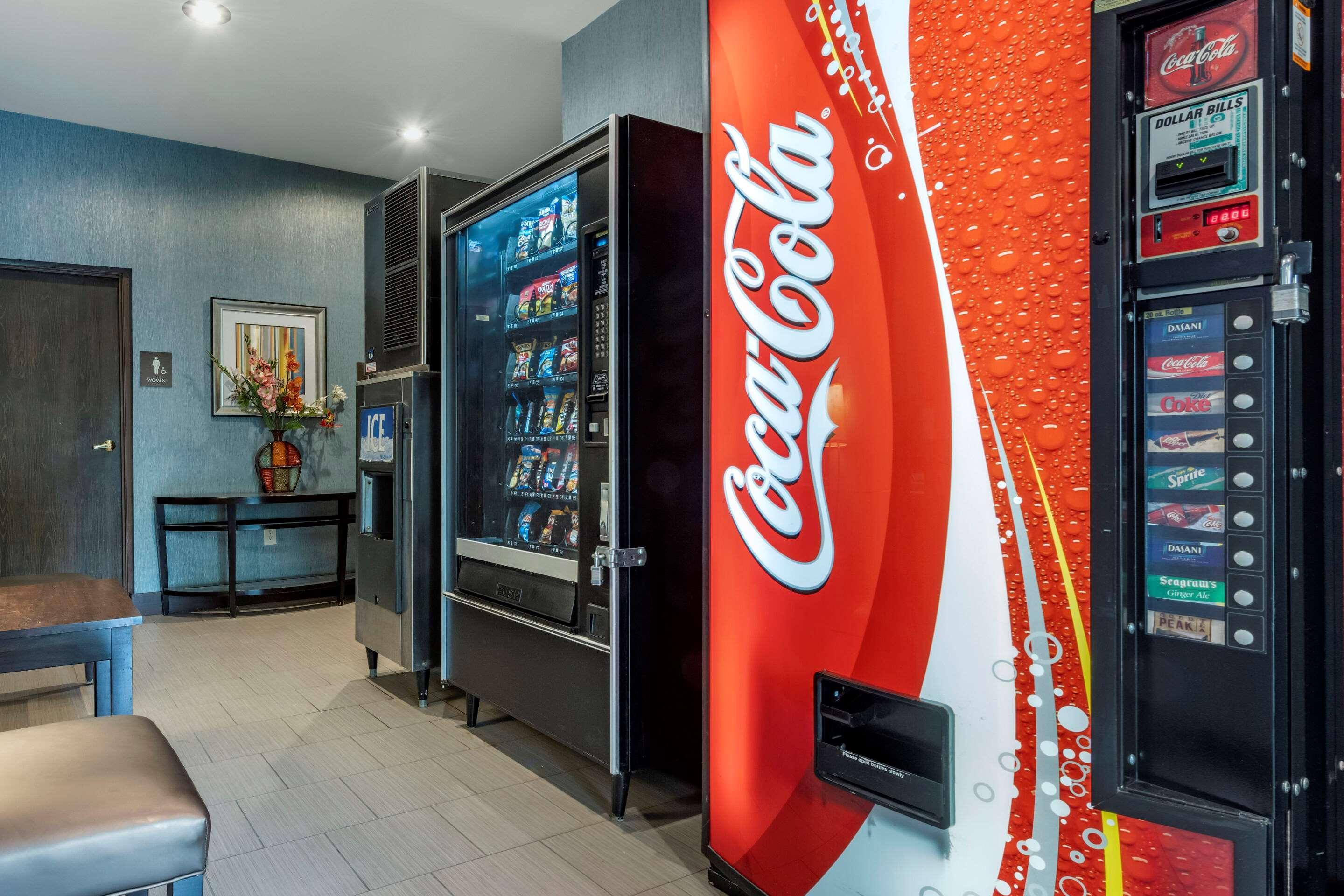 Comfort Inn & Suites Butler Bagian luar foto