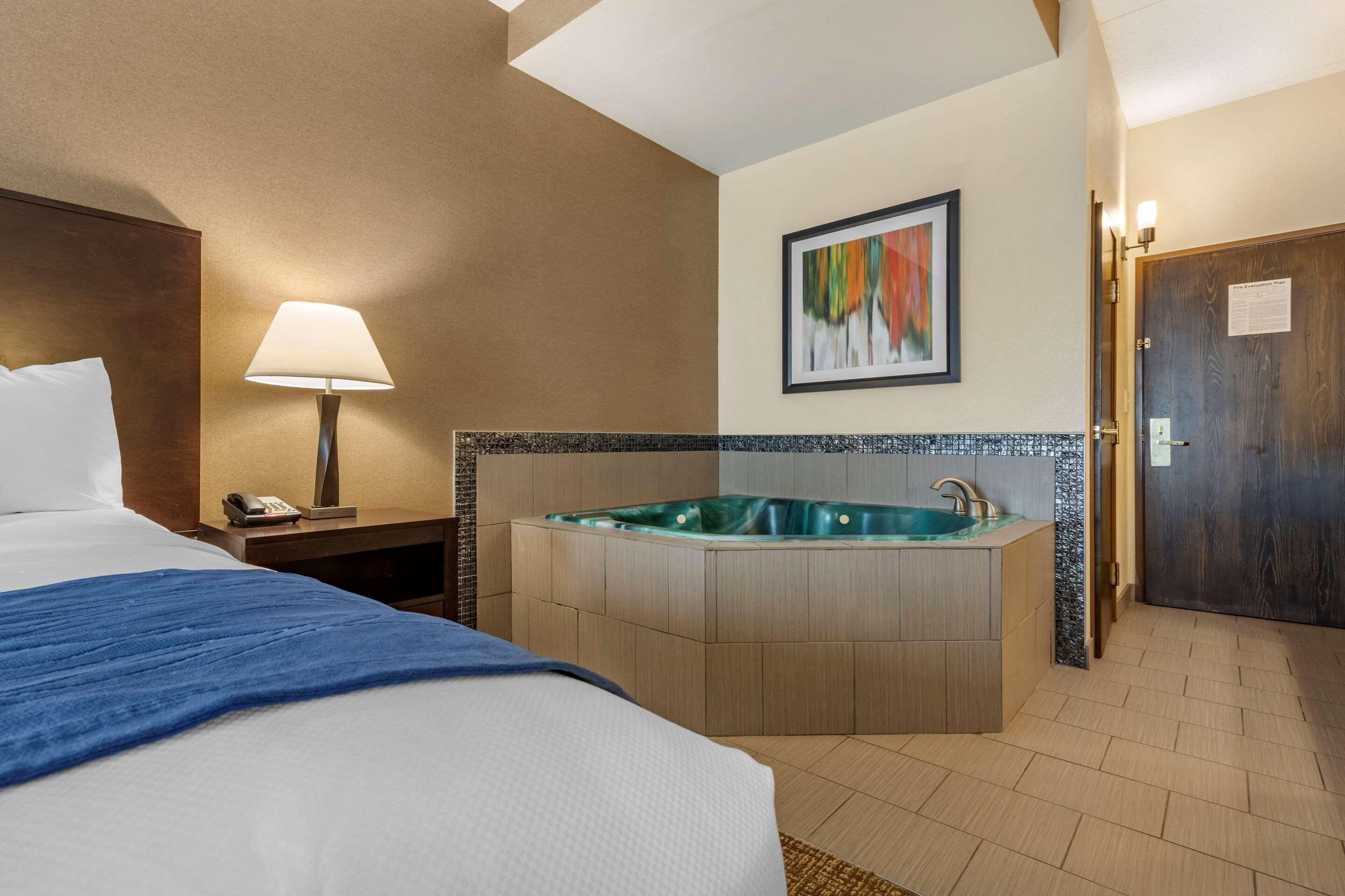 Comfort Inn & Suites Butler Bagian luar foto