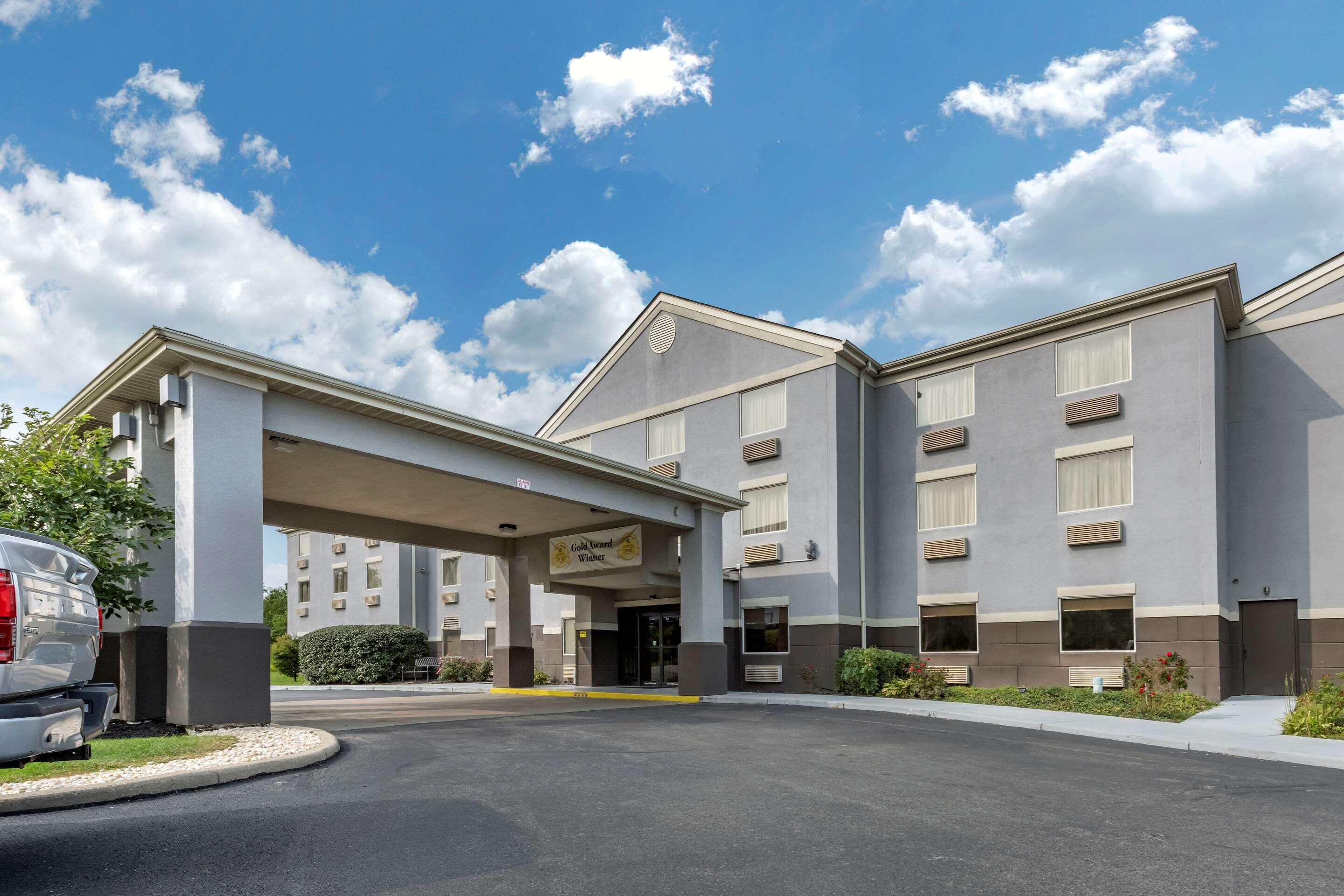 Comfort Inn & Suites Butler Bagian luar foto