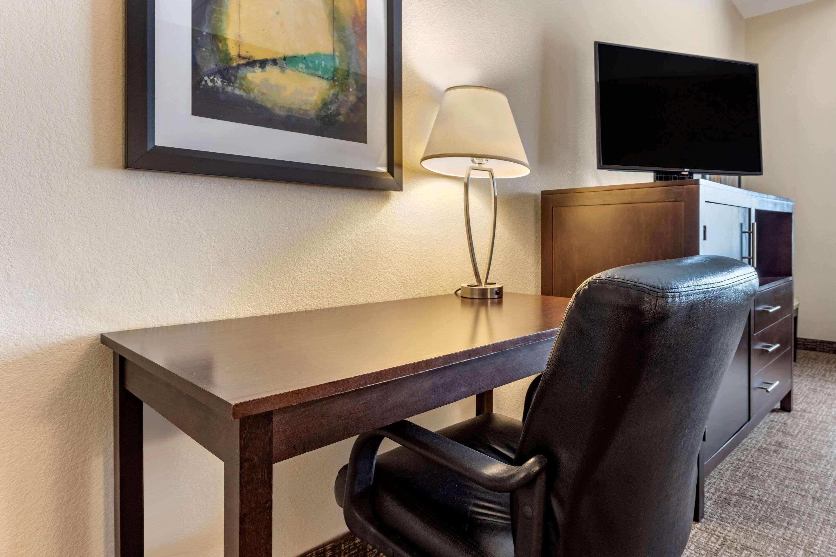 Comfort Inn & Suites Butler Bagian luar foto