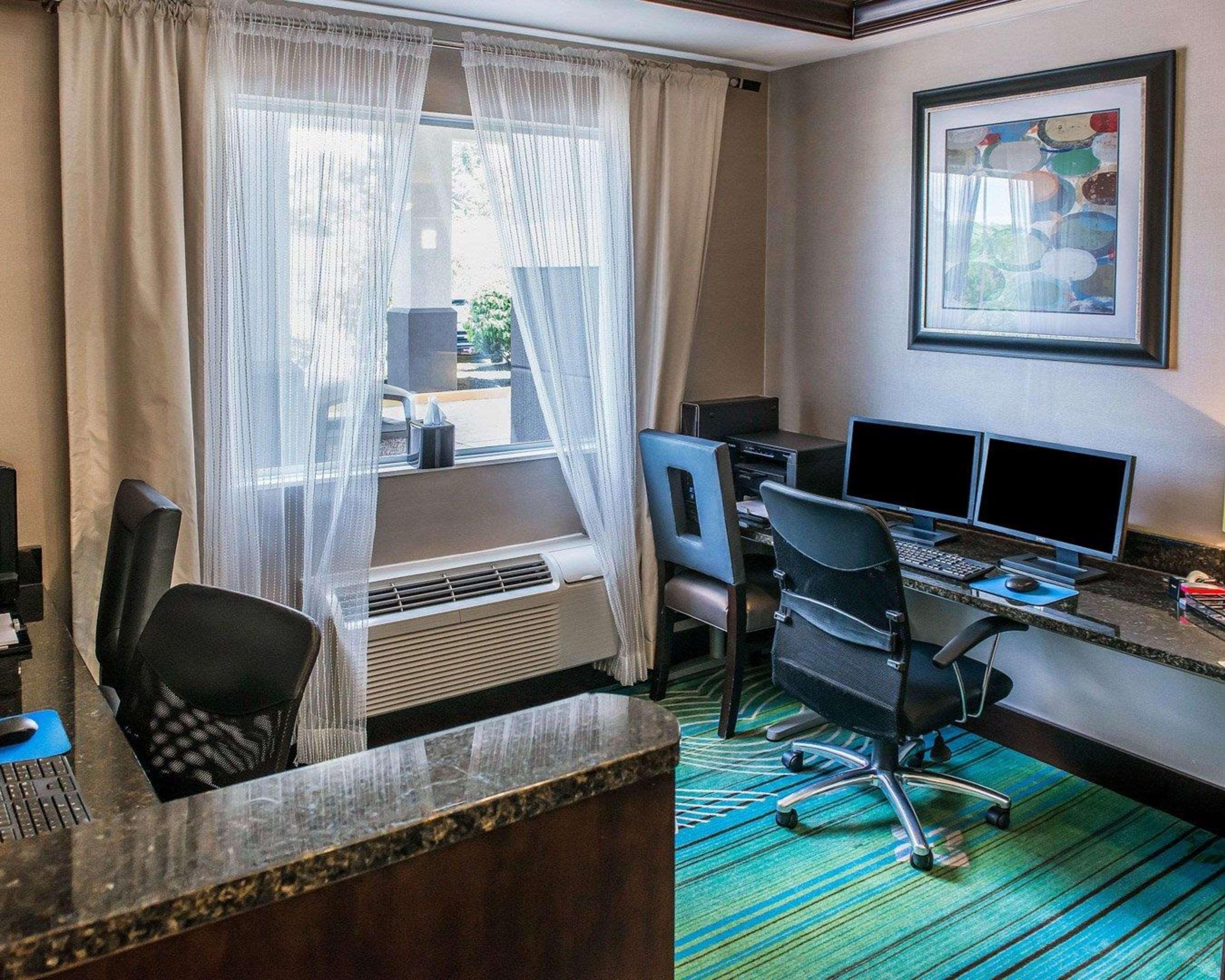 Comfort Inn & Suites Butler Bagian luar foto