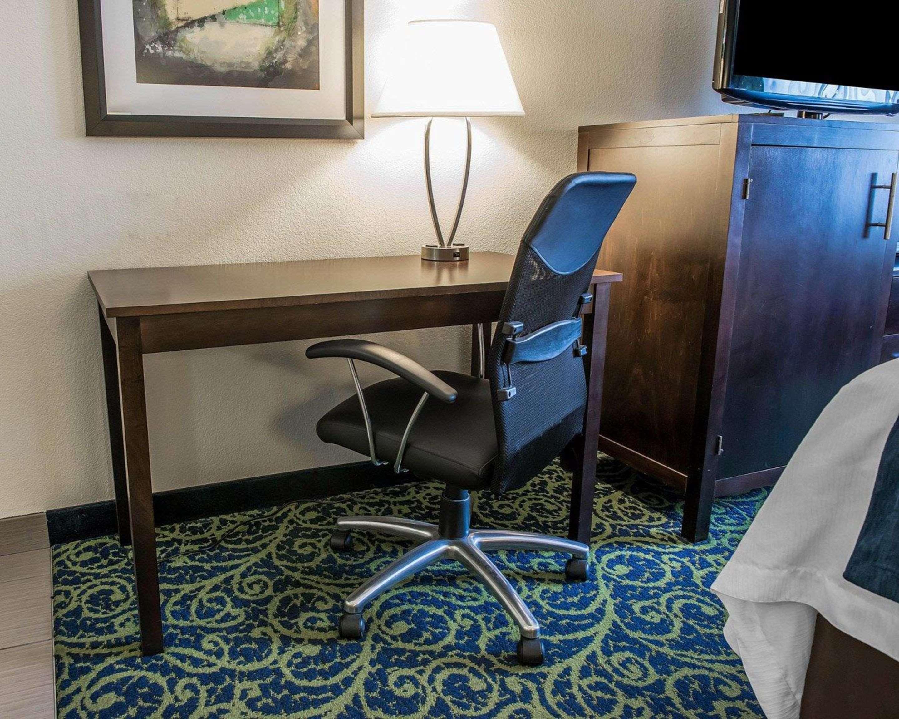 Comfort Inn & Suites Butler Bagian luar foto