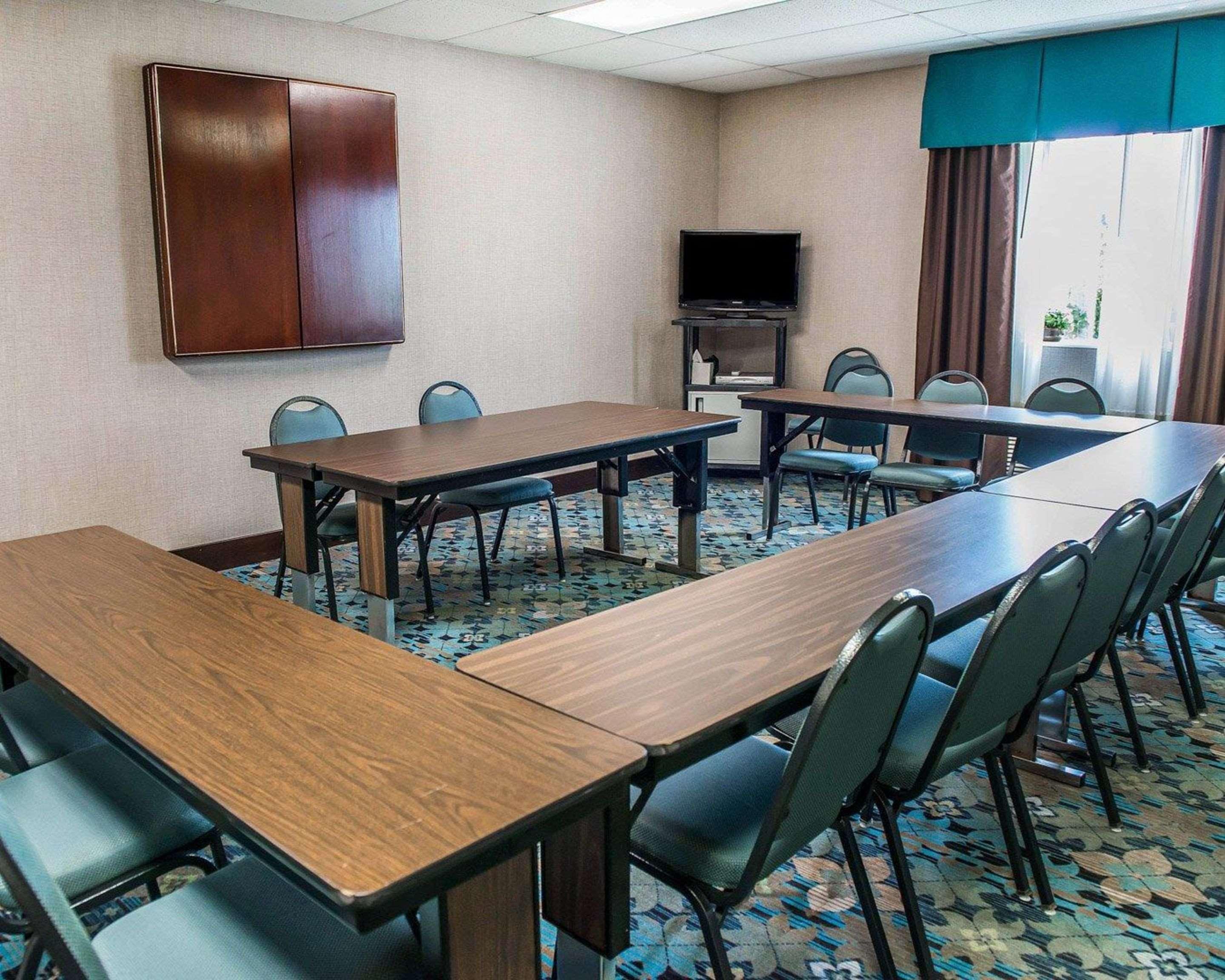 Comfort Inn & Suites Butler Bagian luar foto