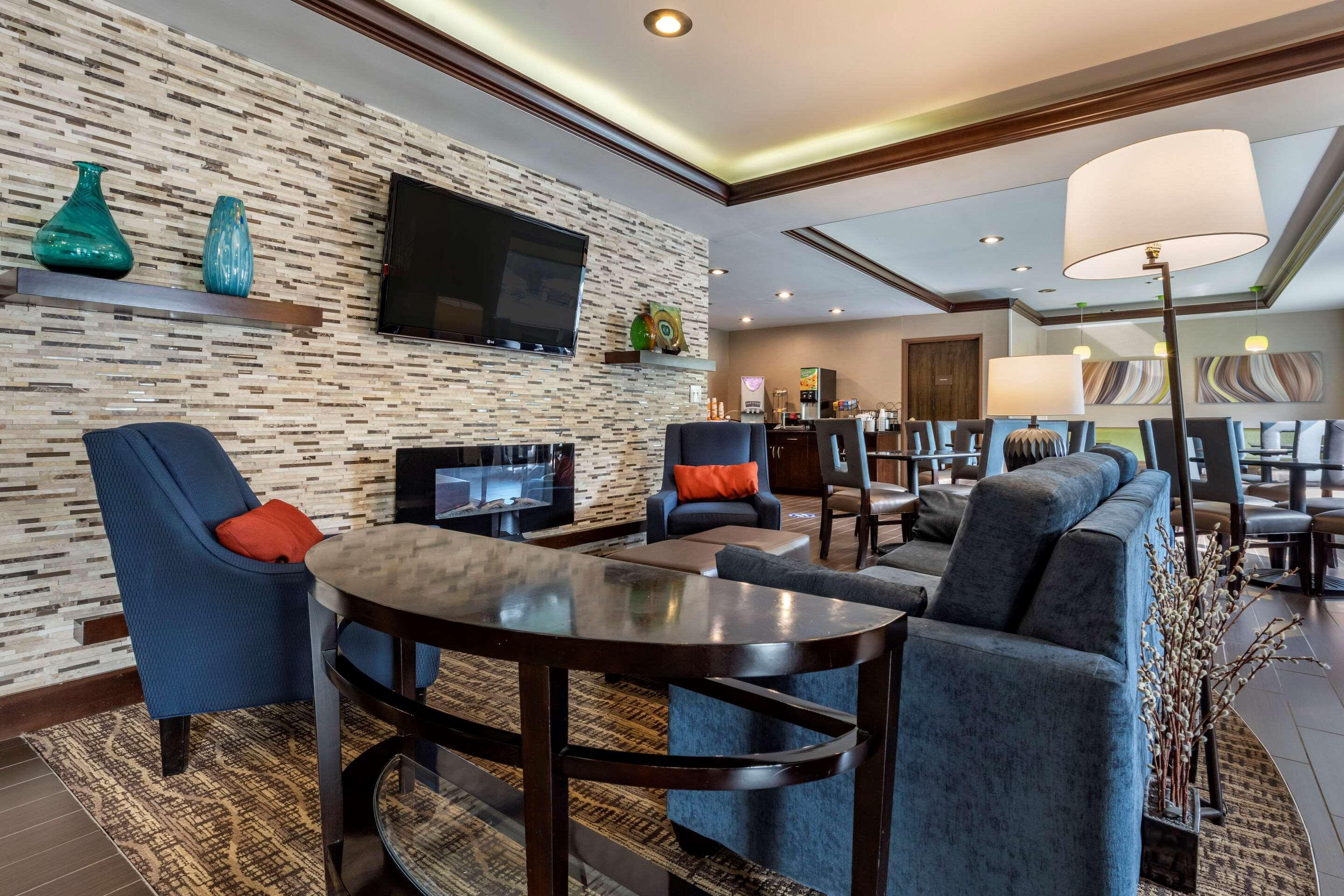 Comfort Inn & Suites Butler Bagian luar foto