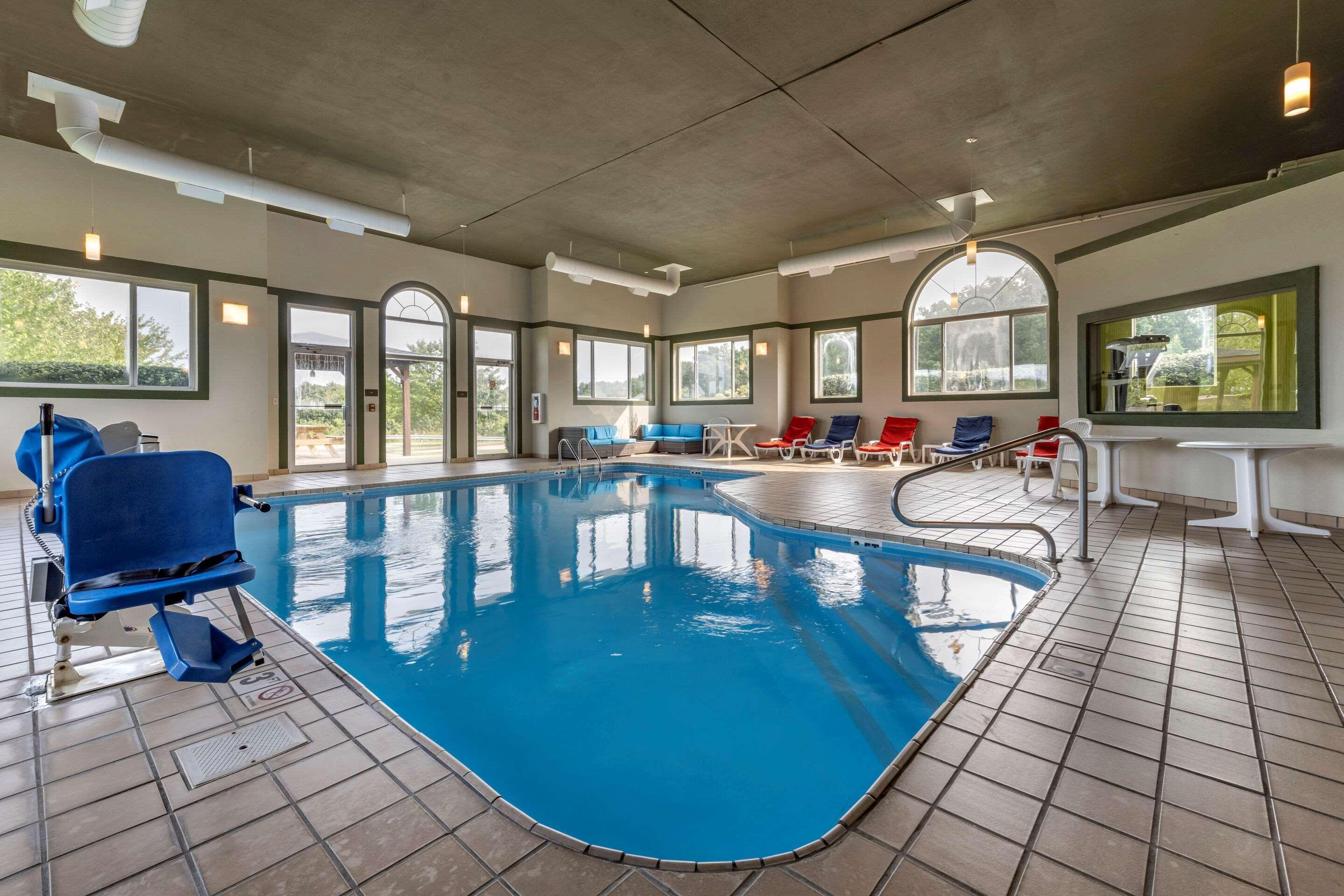 Comfort Inn & Suites Butler Bagian luar foto