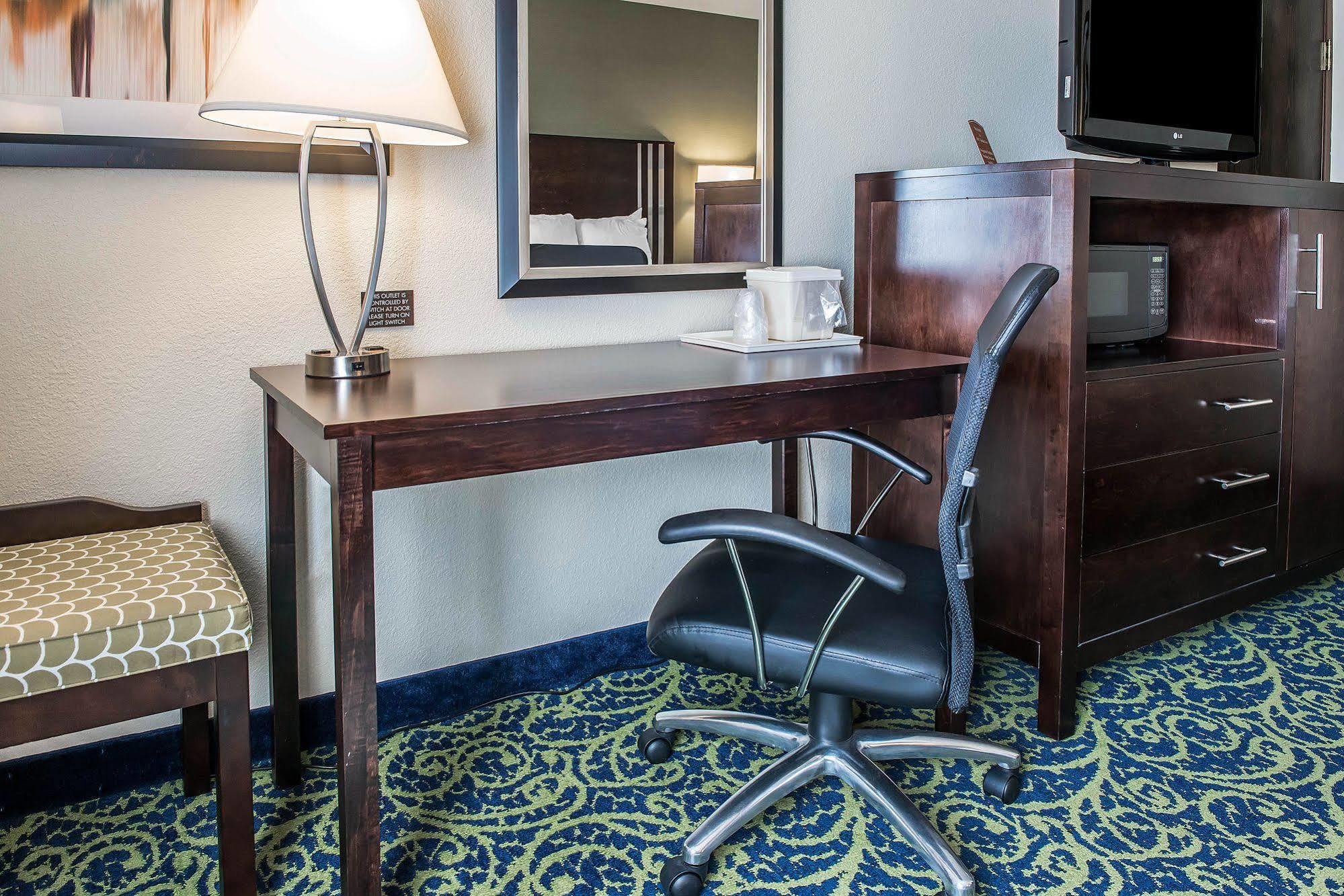 Comfort Inn & Suites Butler Bagian luar foto