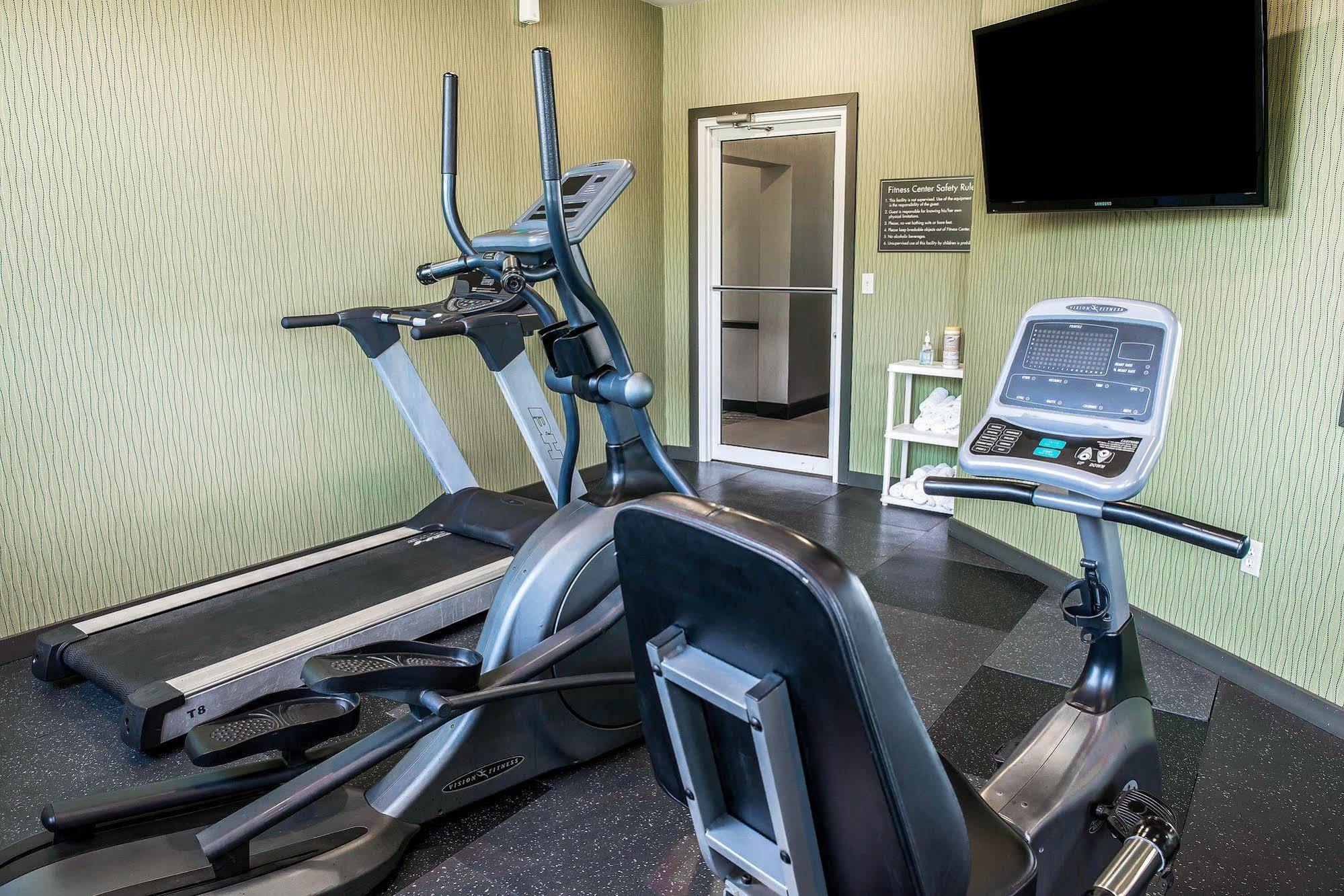 Comfort Inn & Suites Butler Bagian luar foto