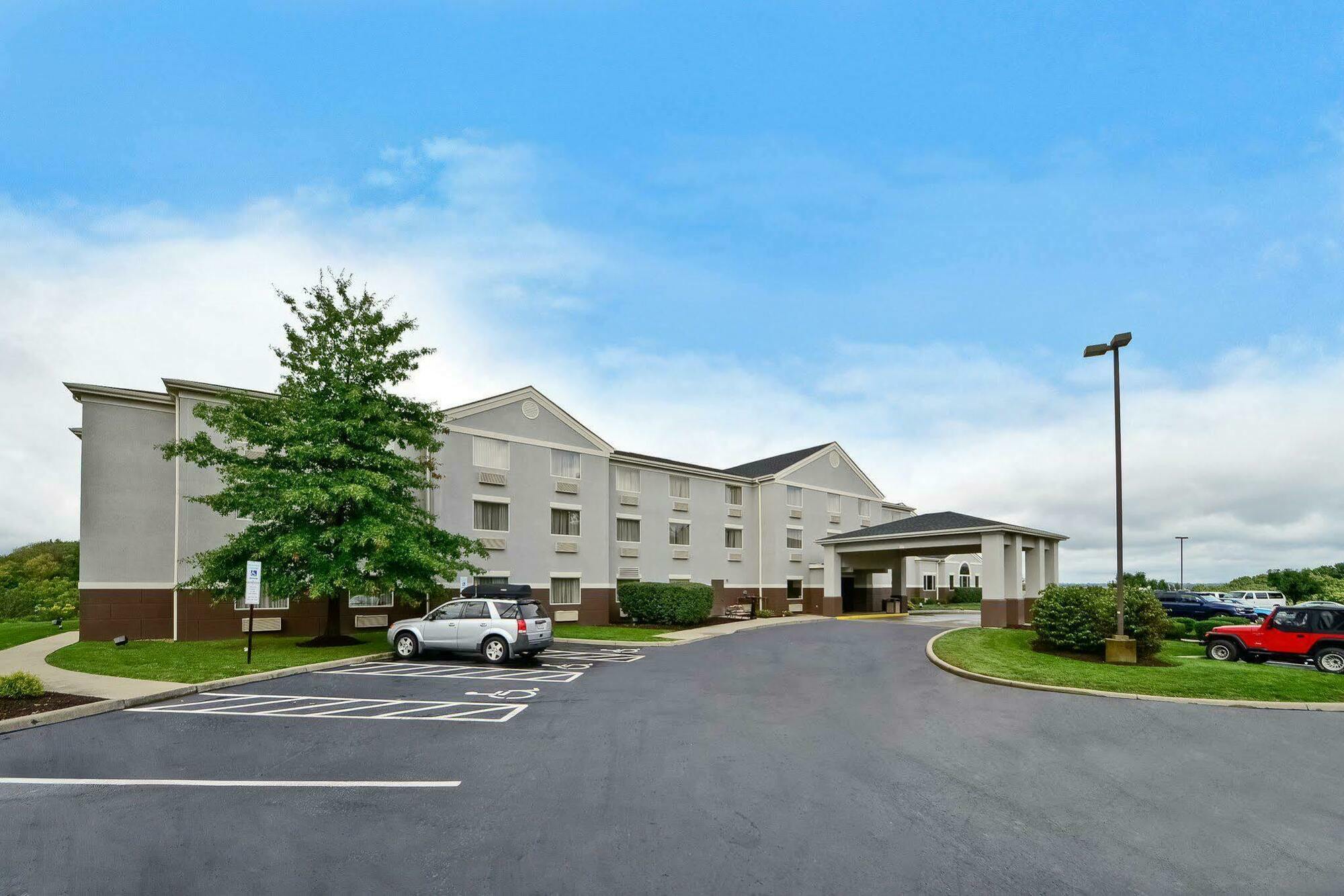 Comfort Inn & Suites Butler Bagian luar foto